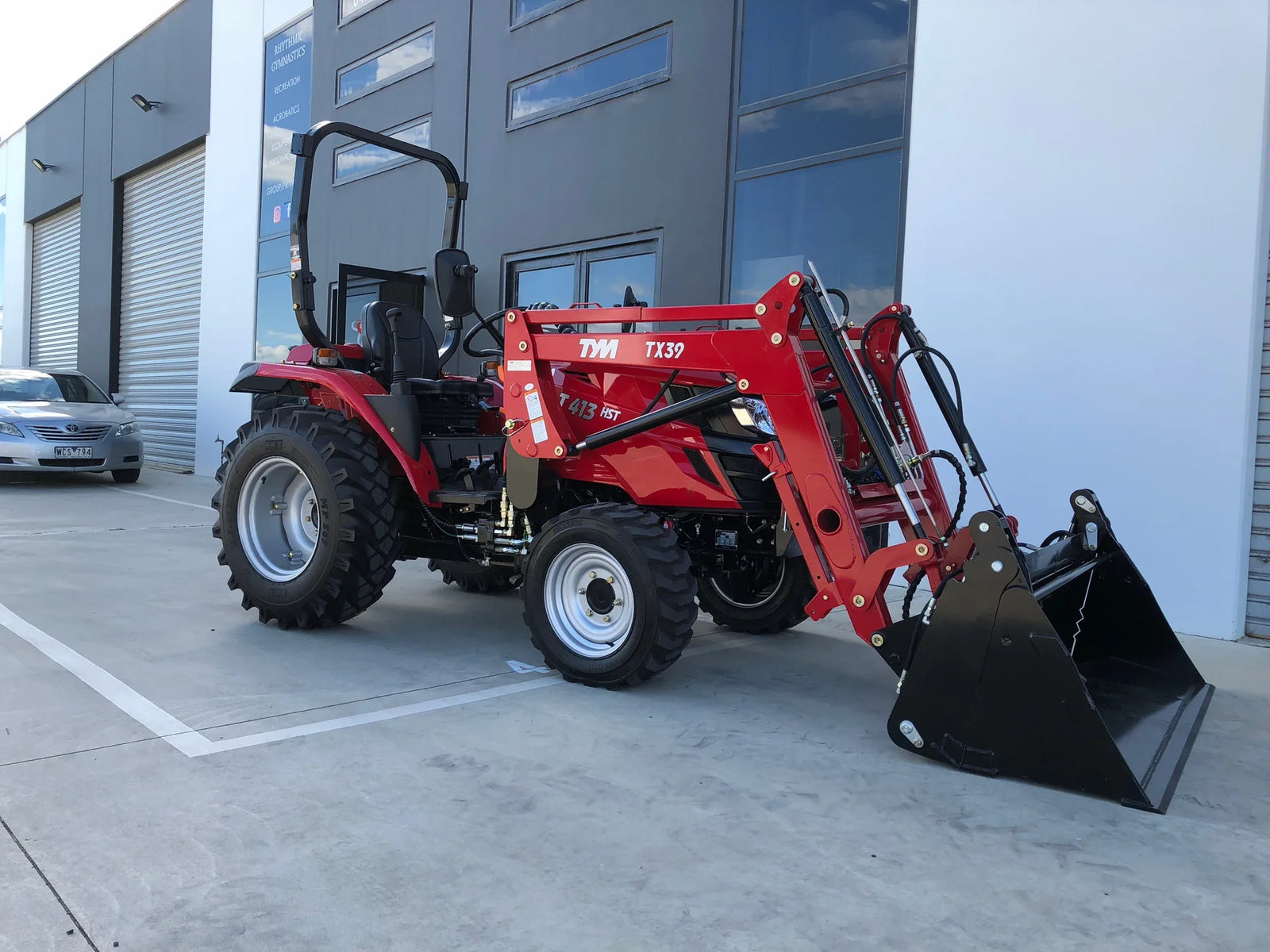 Compact utility tractor