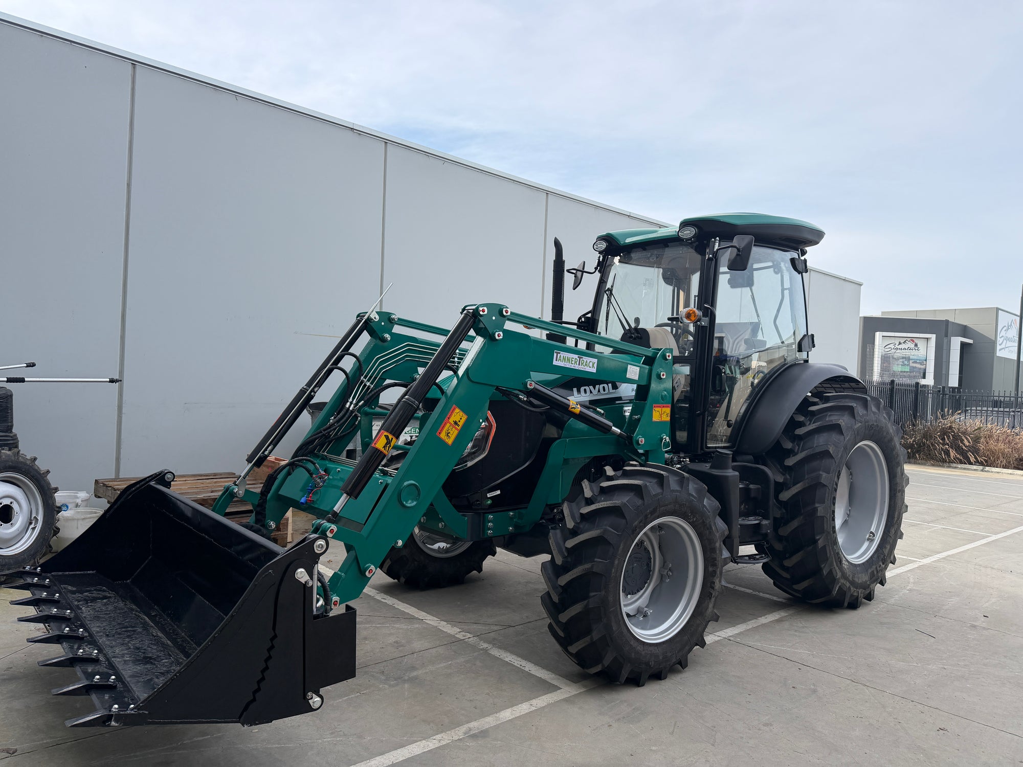 LOVOL P4100 with front end loader at Tannertrack in Victoria