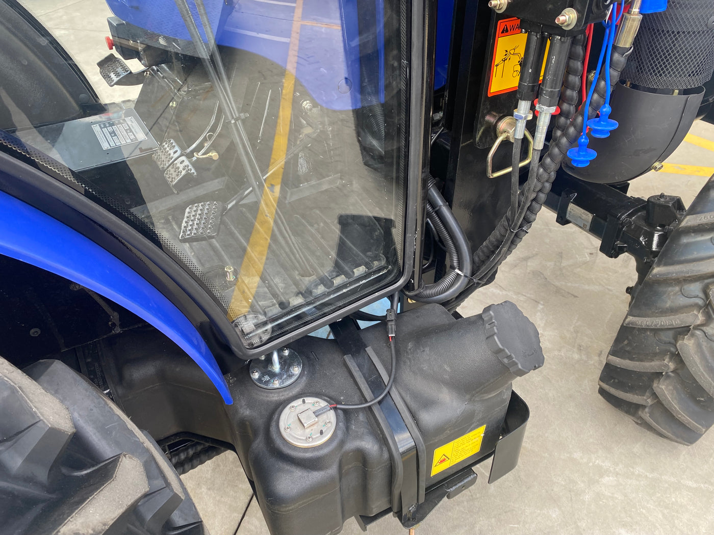 LOVOL M404, 35hp Cabin Tractor with 4in1 Front Loader